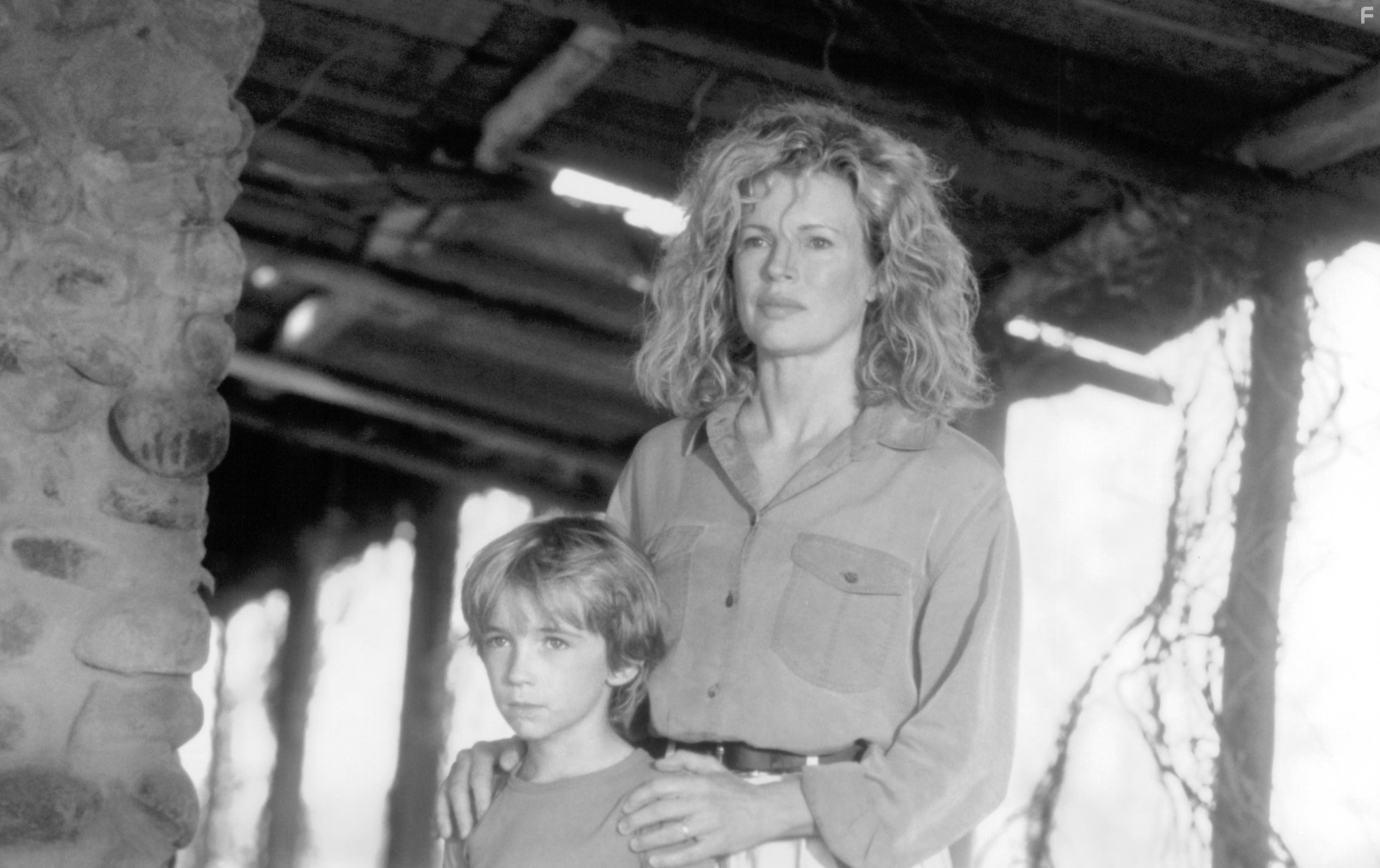 Kim Basinger and Liam Aiken in Я мечтала об Африке (2000)