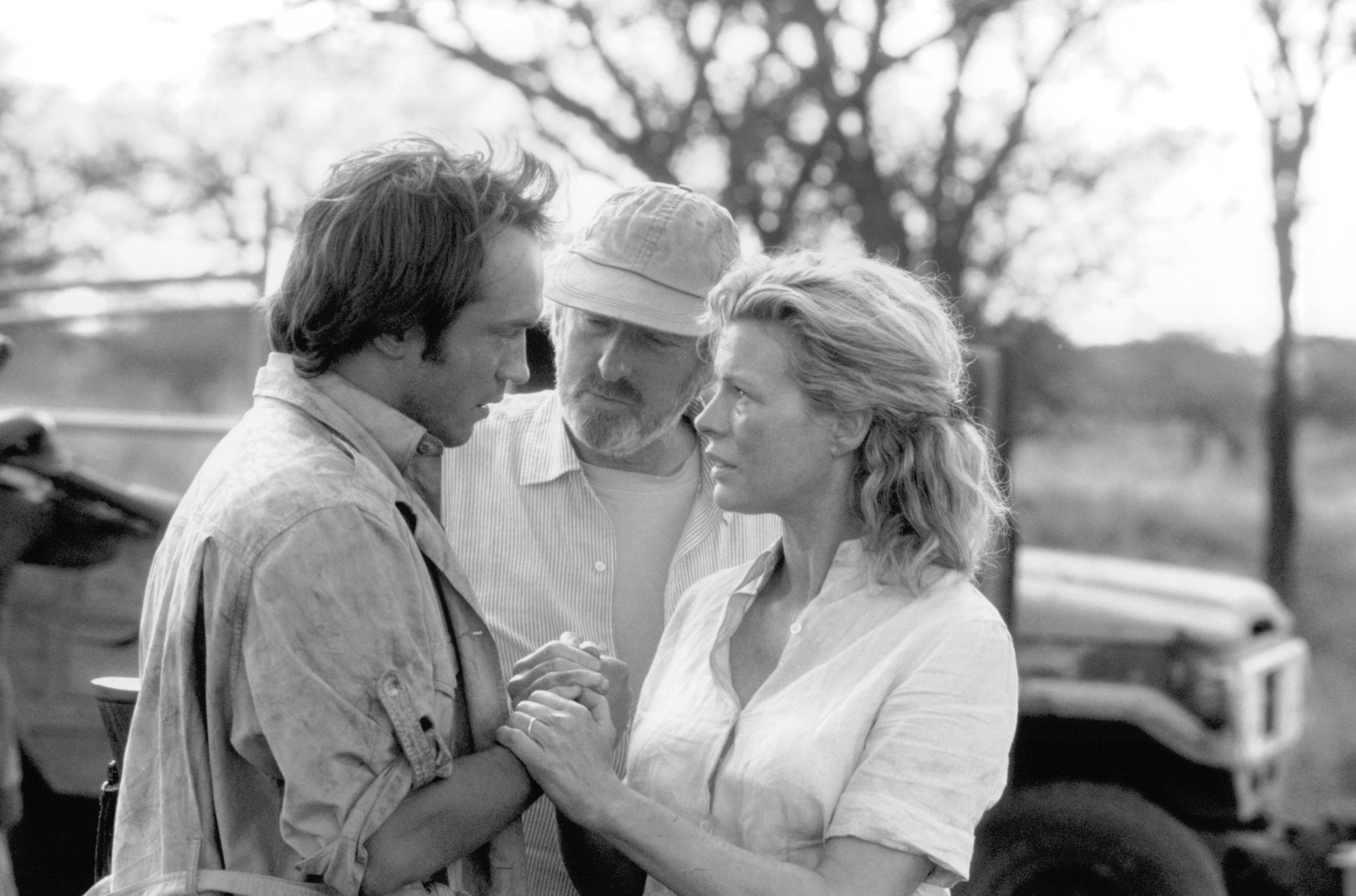 Kim Basinger, Vincent Perez, and Hugh Hudson in Я мечтала об Африке (2000)