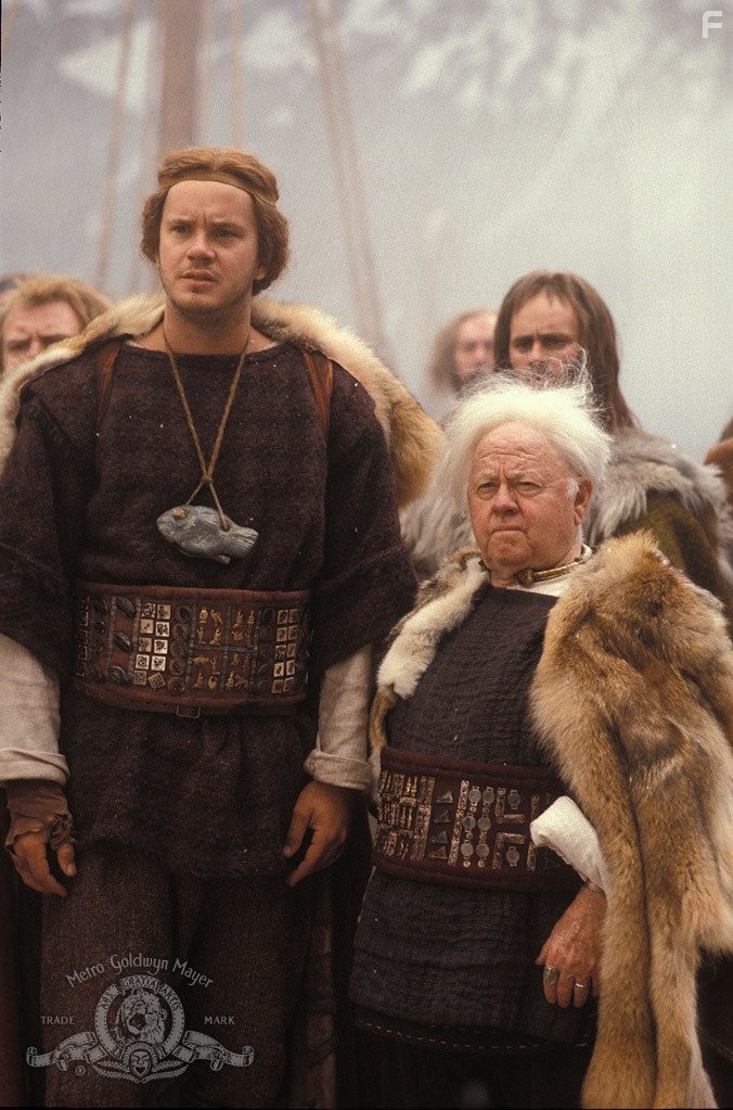 Tim Robbins and Mickey Rooney in Эрик Викинг (1989)