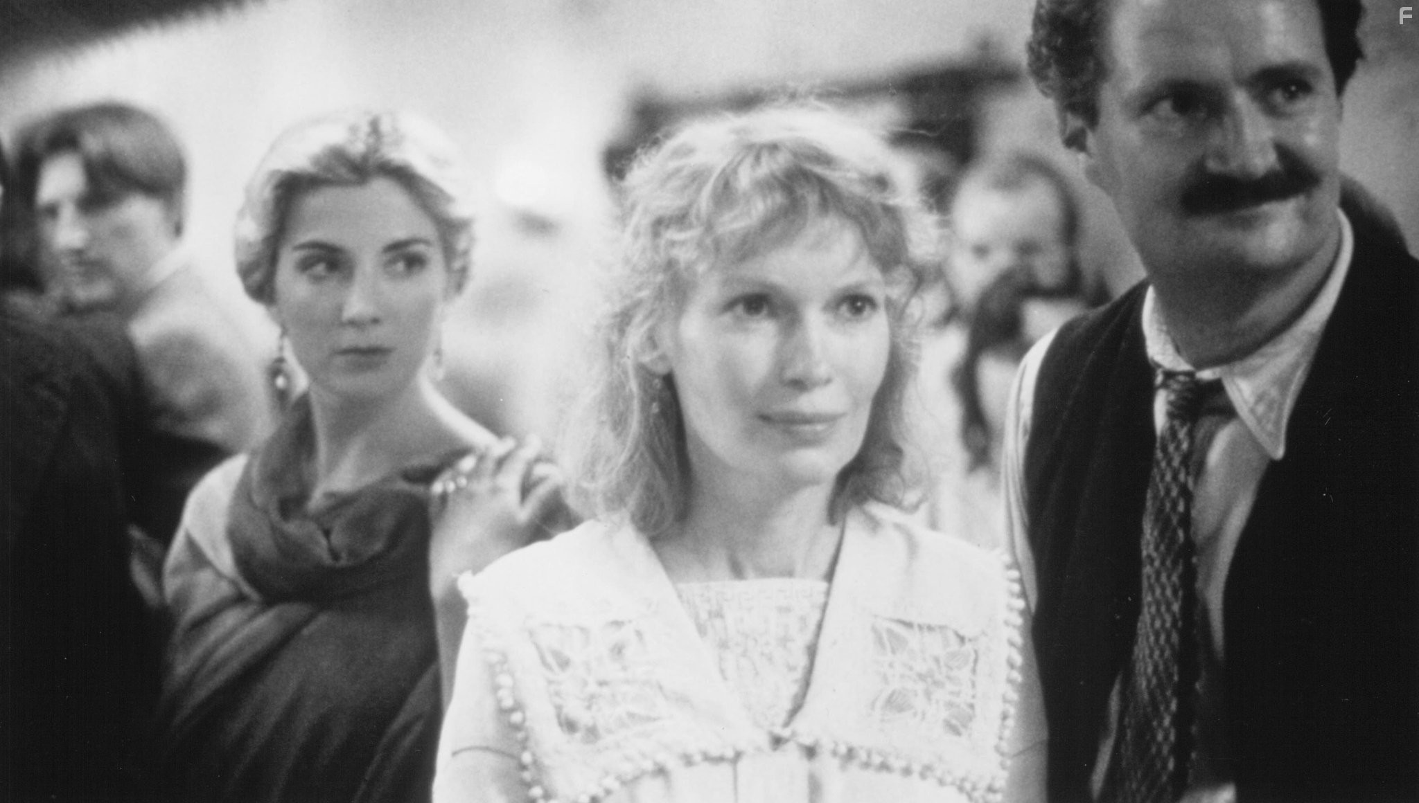 Jim Broadbent, Mia Farrow, and Natasha Richardson in Вдовья гора (1994)