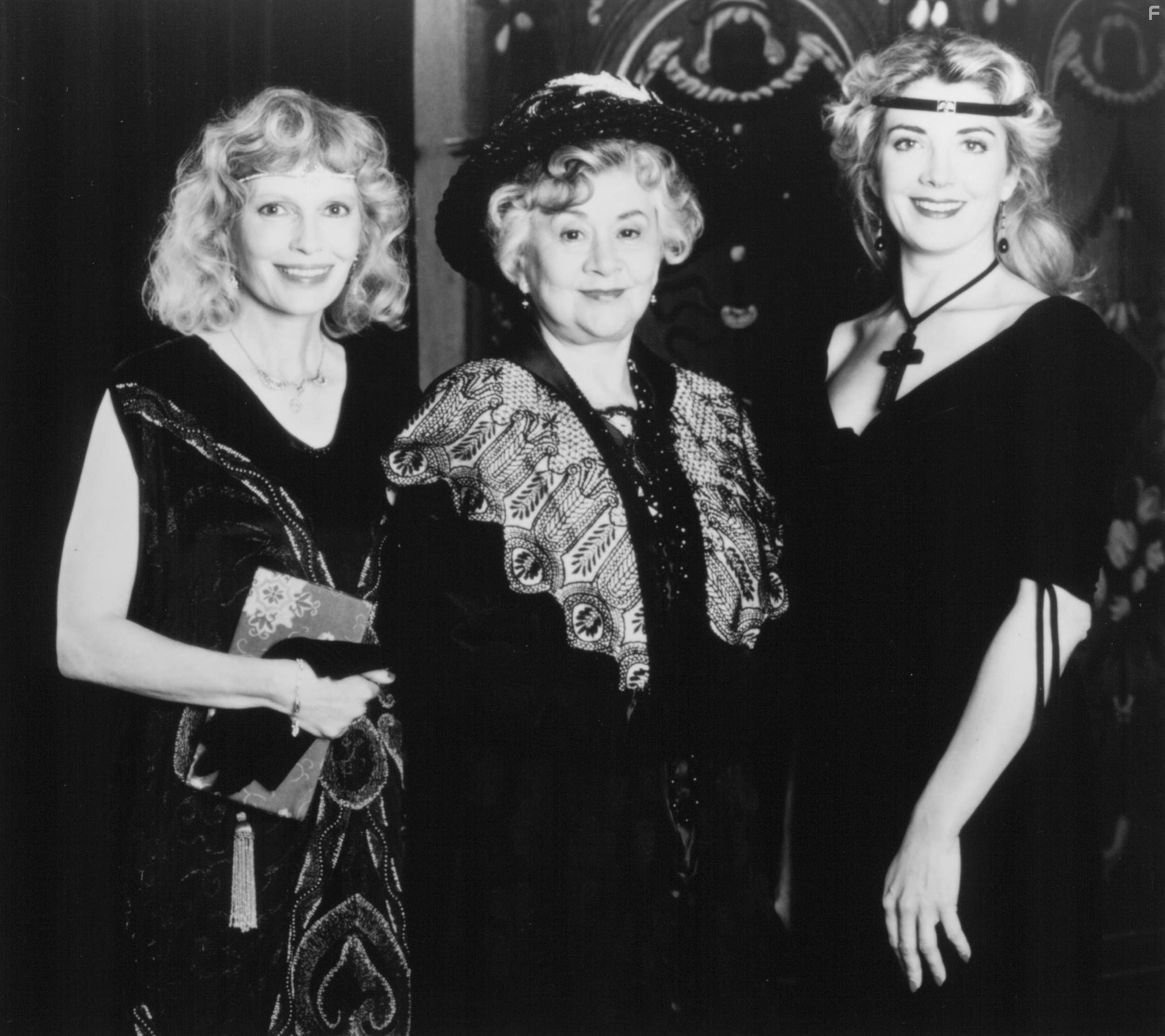 Mia Farrow, Natasha Richardson, and Joan Plowright in Вдовья гора (1994)