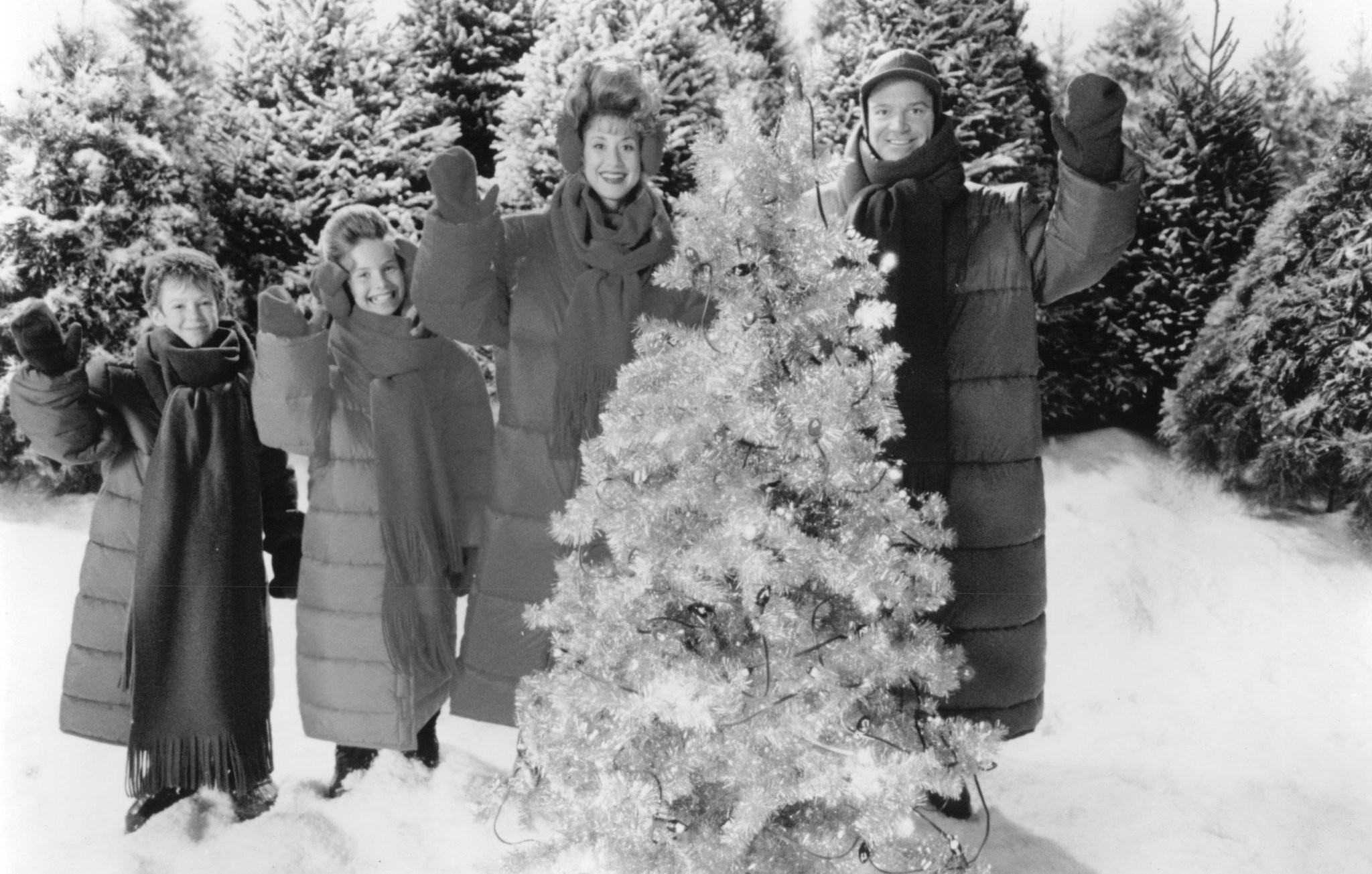 Tom Arnold, Bug Hall, Jessica Lundy, and Alex McKenna in Семейка придурков (1996)
