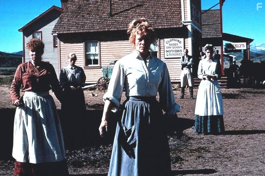 Frances Fisher, Beverley Elliott, Tara Frederick, Anthony James, and Liisa Repo-Martell in Непрощённый (1992)