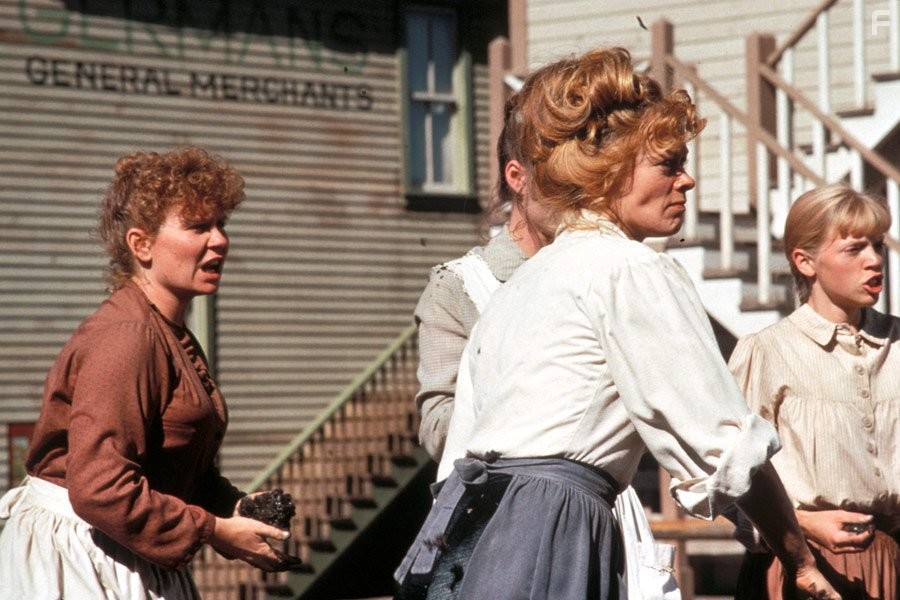 Frances Fisher, Beverley Elliott, and Liisa Repo-Martell in Непрощённый (1992)