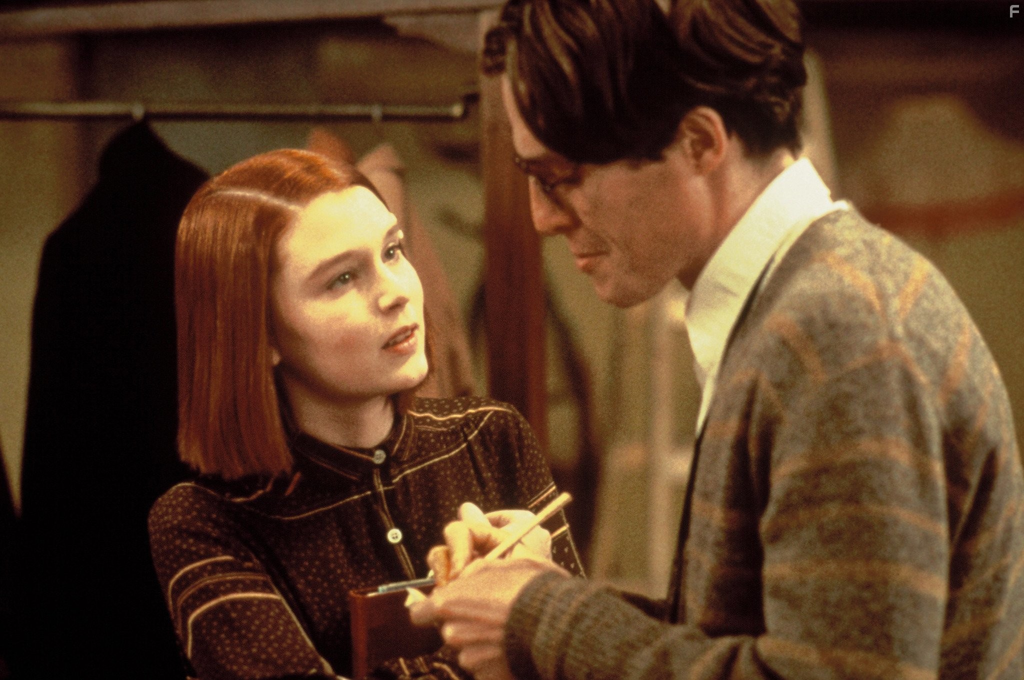 Hugh Grant and Georgina Cates in Ужасно большое приключение (1995)