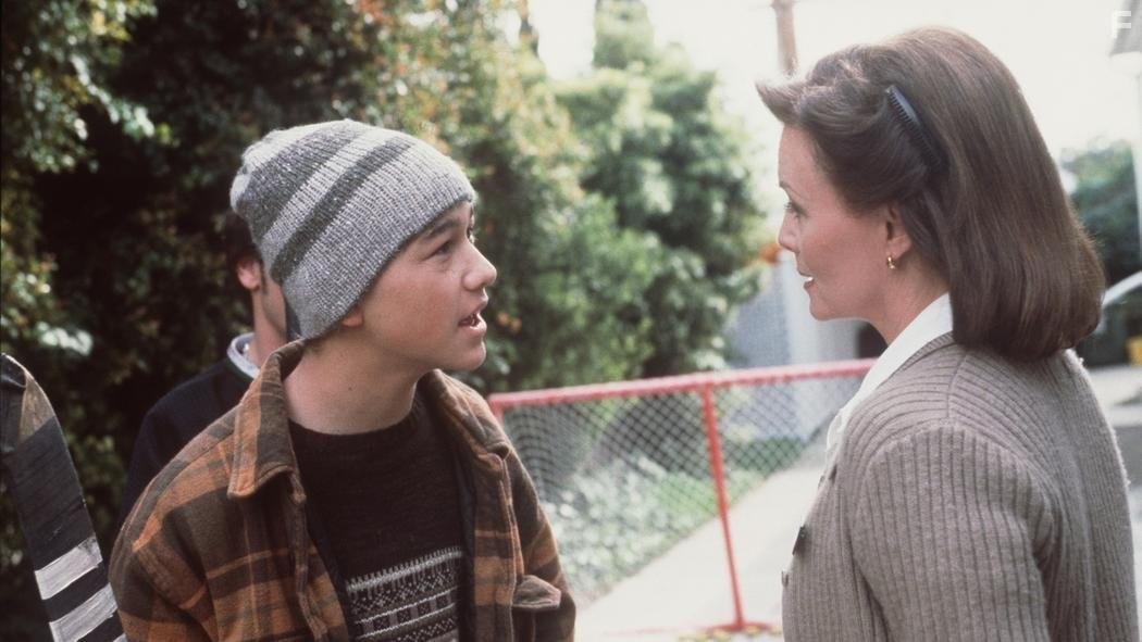 Joseph Gordon-Levitt and Nancy Stephens in Хэллоуин H20: Двадцать лет спустя (1998)