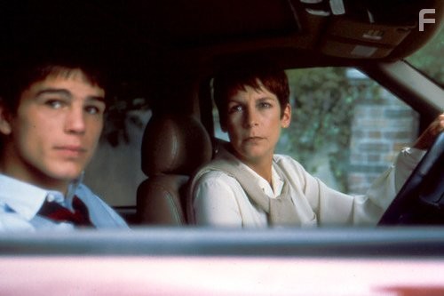 Jamie Lee Curtis and Josh Hartnett in Хэллоуин H20: Двадцать лет спустя (1998)