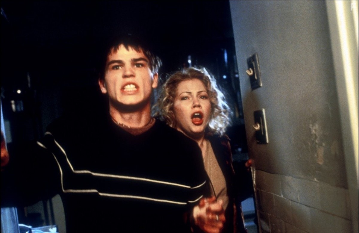 Josh Hartnett and Michelle Williams in Хэллоуин H20: Двадцать лет спустя (1998)