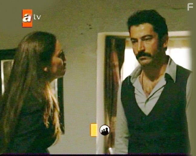 Kenan Imirzalioglu and Berg?zar Korel in Дядя Кара (2012)