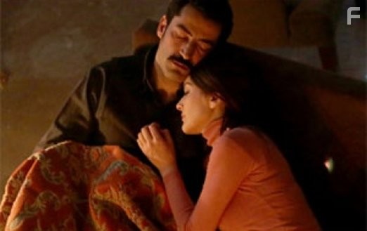 Kenan Imirzalioglu and Berg?zar Korel in Дядя Кара (2012)