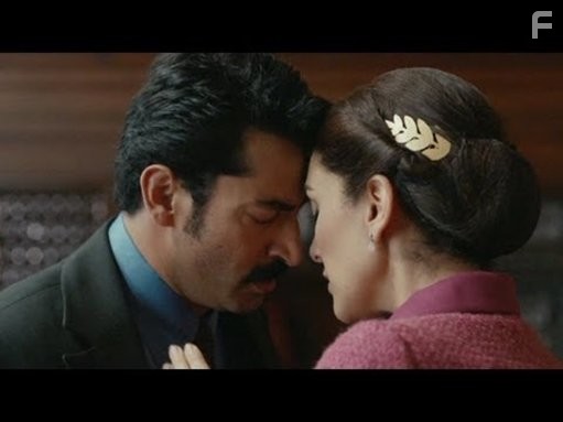 Kenan Imirzalioglu and Berg?zar Korel in Дядя Кара (2012)