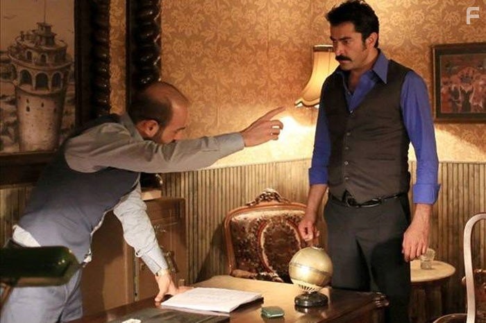 Kenan Imirzalioglu and Erkan Avci in Дядя Кара (2012)
