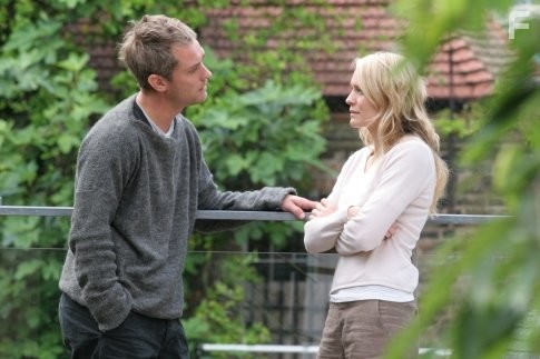 Jude Law and Robin Wright in Bтoржение (2006)