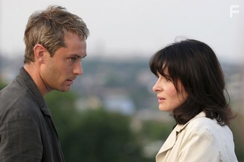 Jude Law and Juliette Binoche in Bтoржение (2006)