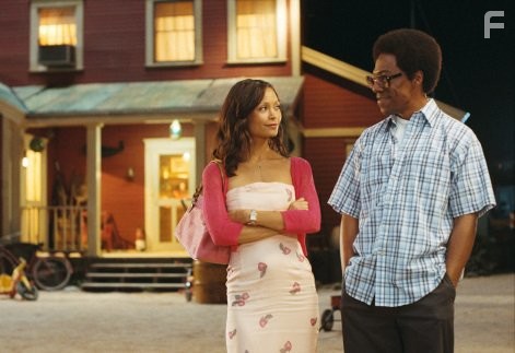 Eddie Murphy and Thandie Newton in Уловки Норбита (2007)