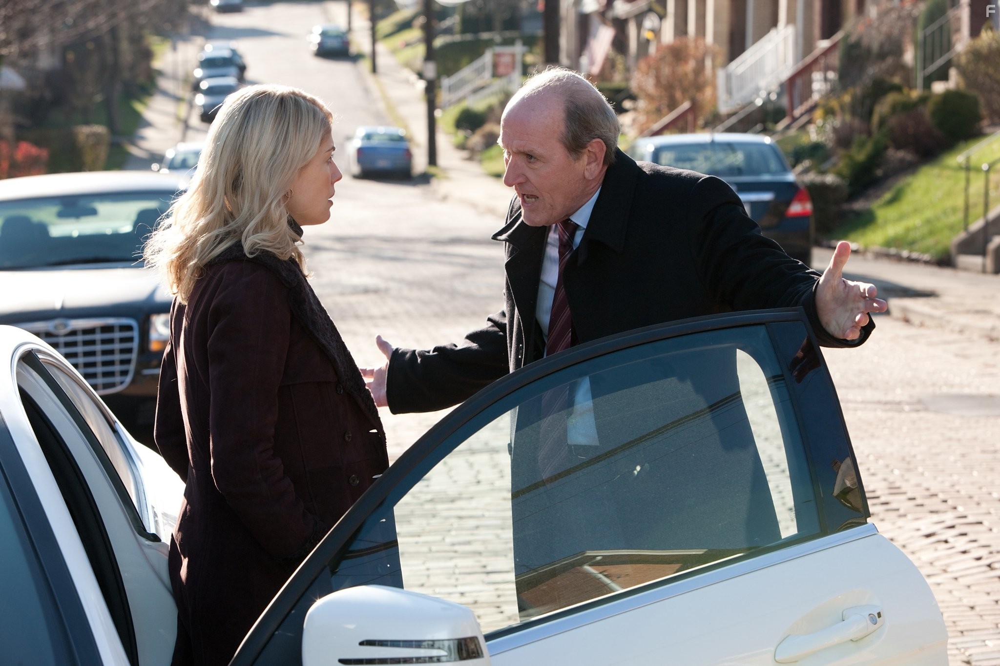 Richard Jenkins and Rosamund Pike in Джек Ричер (2012)