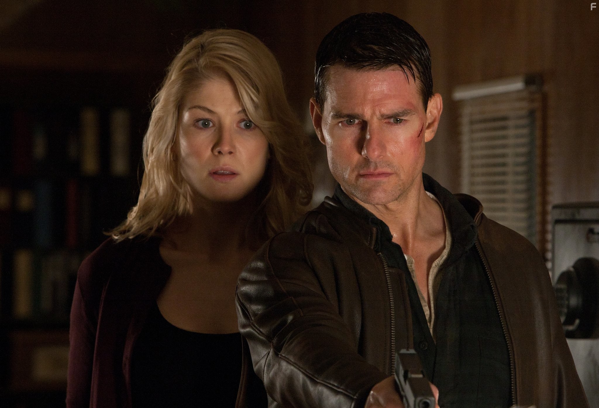Tom Cruise and Rosamund Pike in Джек Ричер (2012)