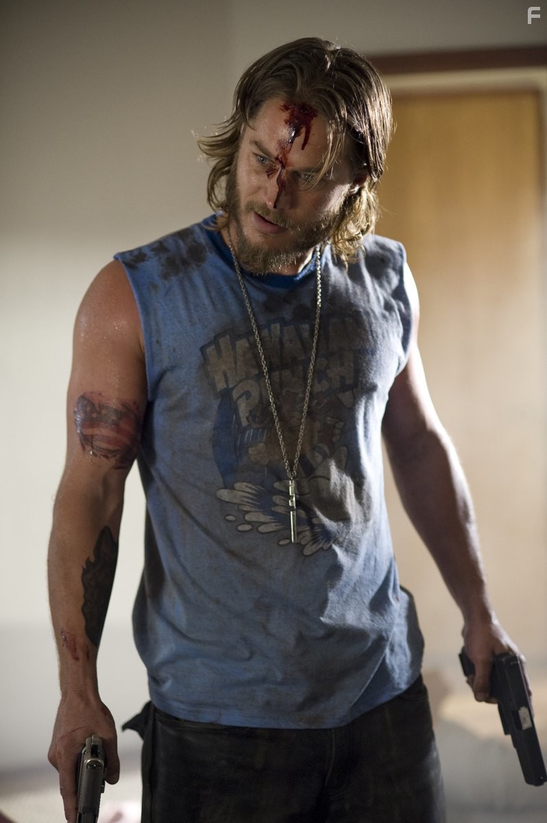 Travis Fimmel in Бэйтаун вне закона (2012)