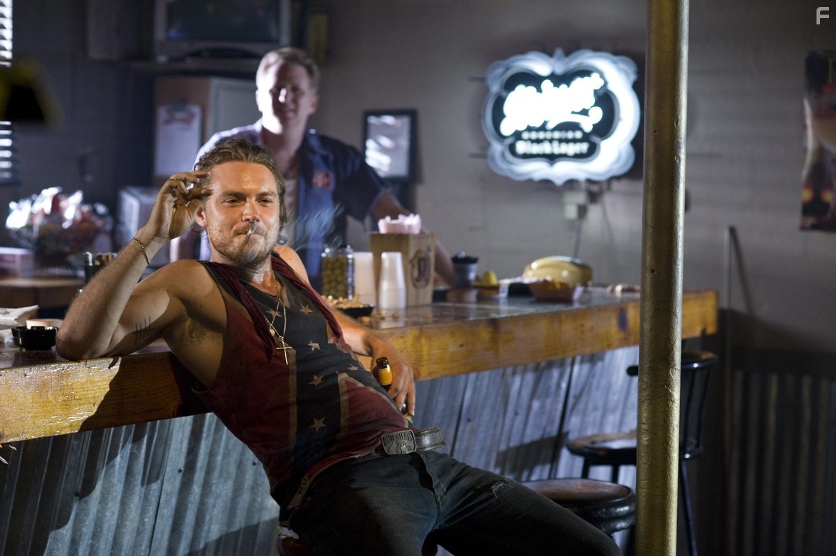 Clayne Crawford in Бэйтаун вне закона (2012)