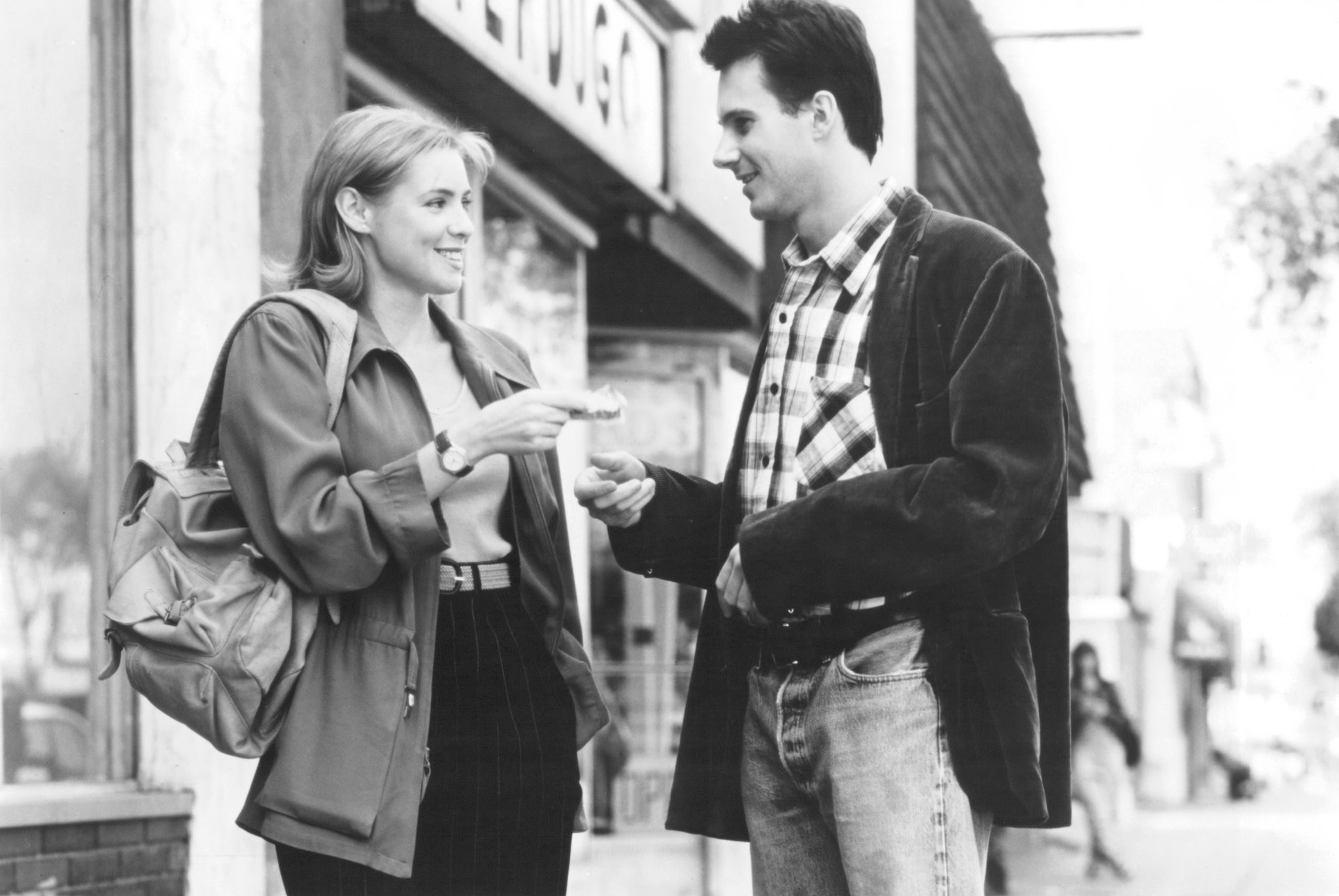 Olivia d'Abo and Josh Hamilton in Забыть и вспомнить (1995)