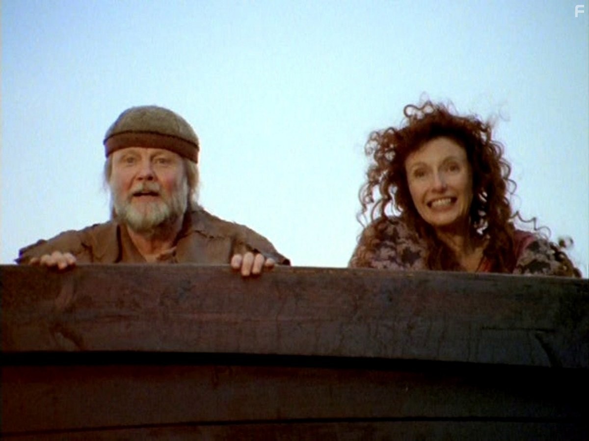 Jon Voight and Mary Steenburgen in Ноев ковчег (1999)