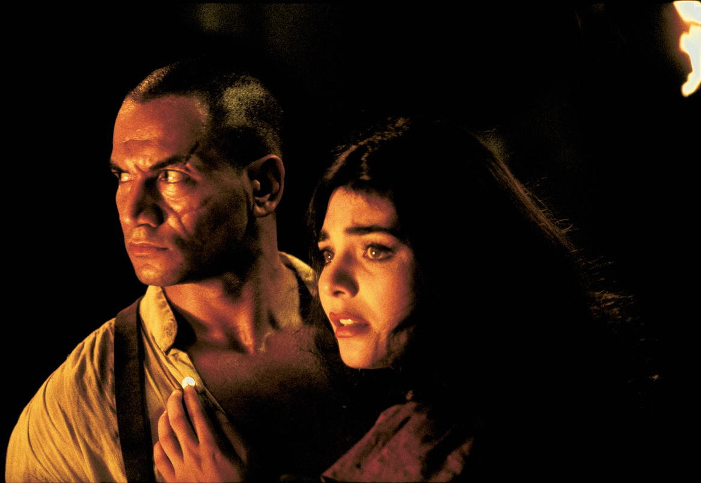 Ara Celi and Temuera Morrison in От заката до рассвета 3: Дочь палача (1999)