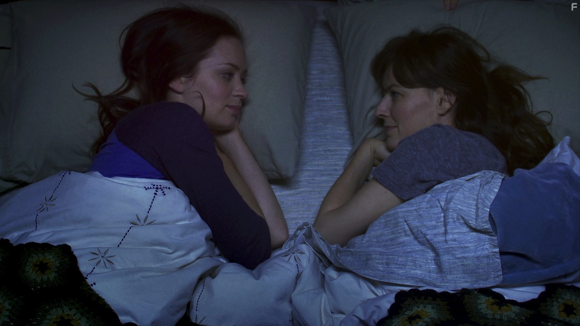Emily Blunt and Rosemarie DeWitt in Сестра твоей сестры (2011)