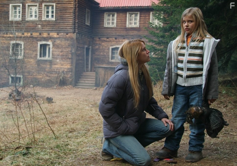 Lori Heuring and Chlo? Grace Moretz in Doм Zомби (2006)