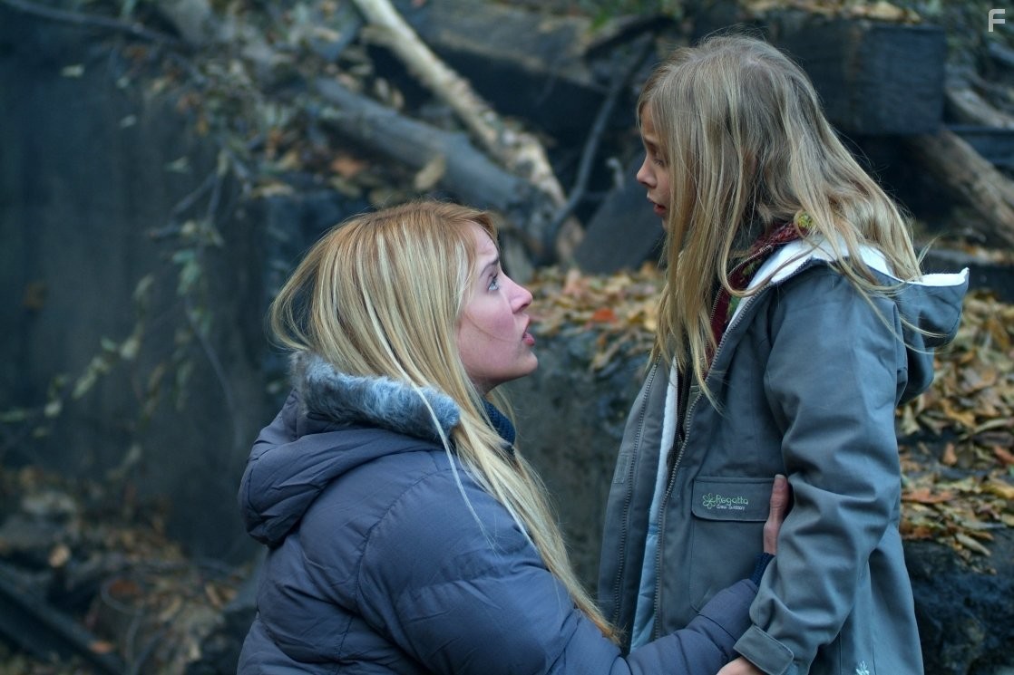 Lori Heuring and Chlo? Grace Moretz in Doм Zомби (2006)