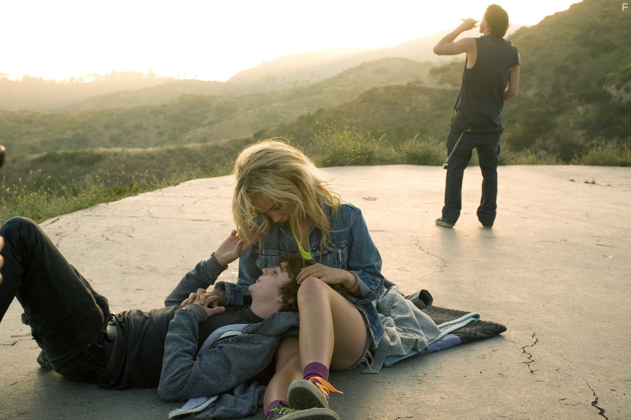 Kyle Gallner and Juno Temple in Спокойной ночи, Луна (2011)