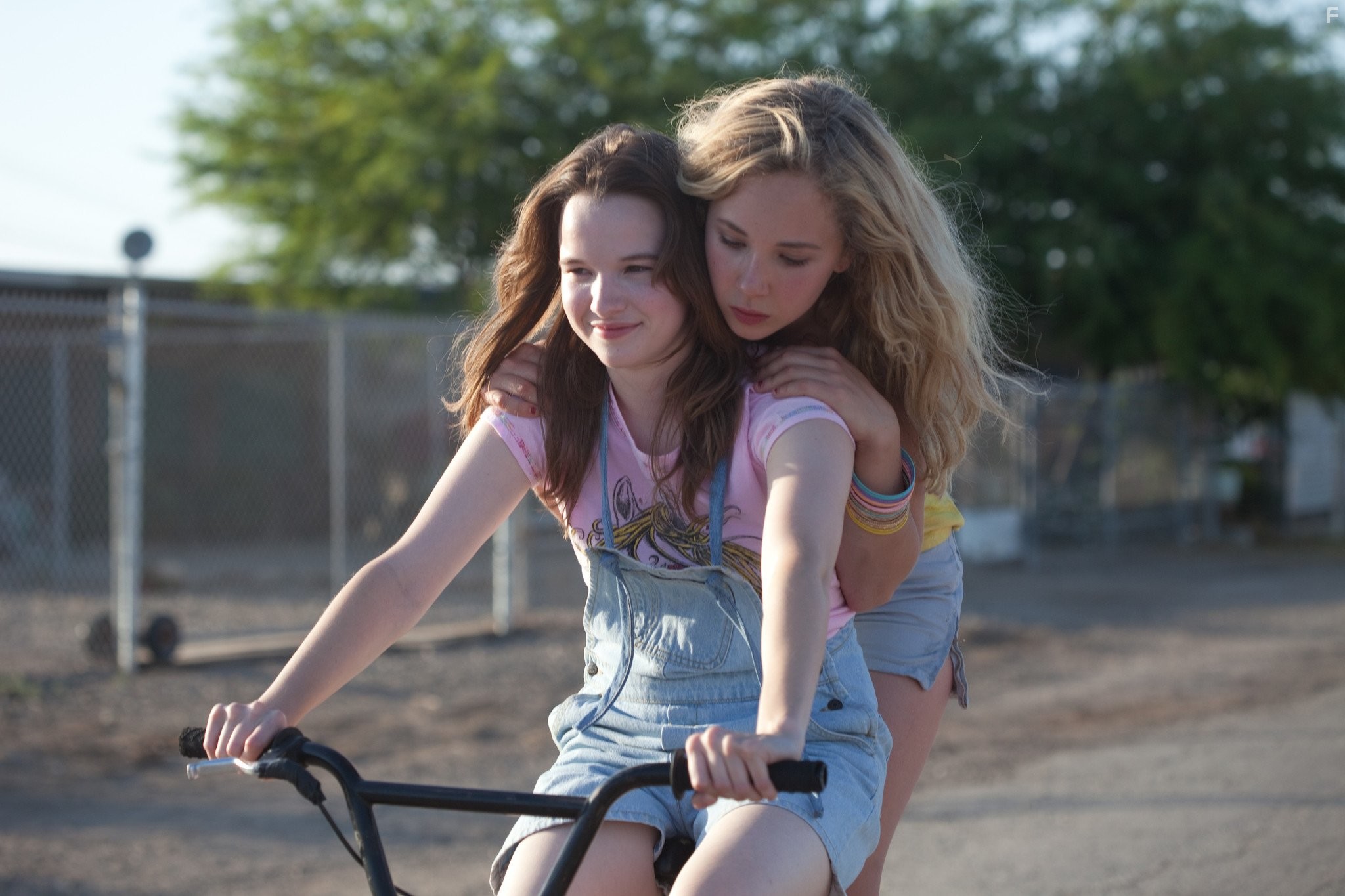 Kay Panabaker and Juno Temple in Спокойной ночи, Луна (2011)