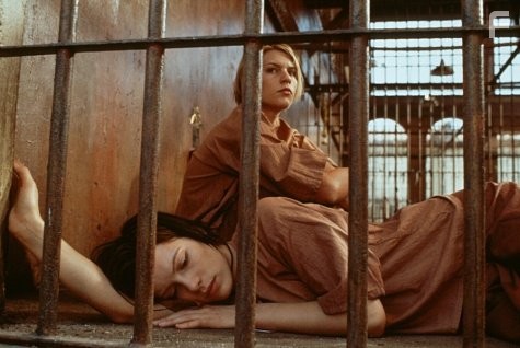 Claire Danes and Kate Beckinsale in Разрушенный дворец (1999)