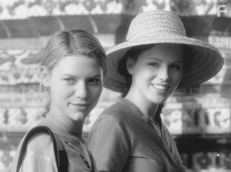 Claire Danes and Kate Beckinsale in Разрушенный дворец (1999)