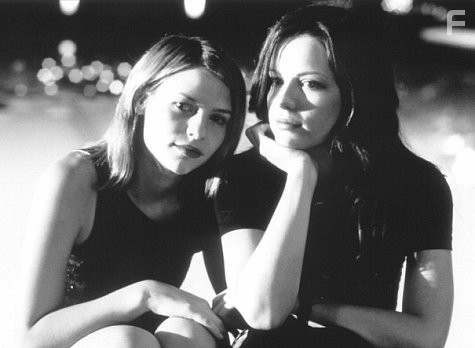 Claire Danes and Kate Beckinsale in Разрушенный дворец (1999)
