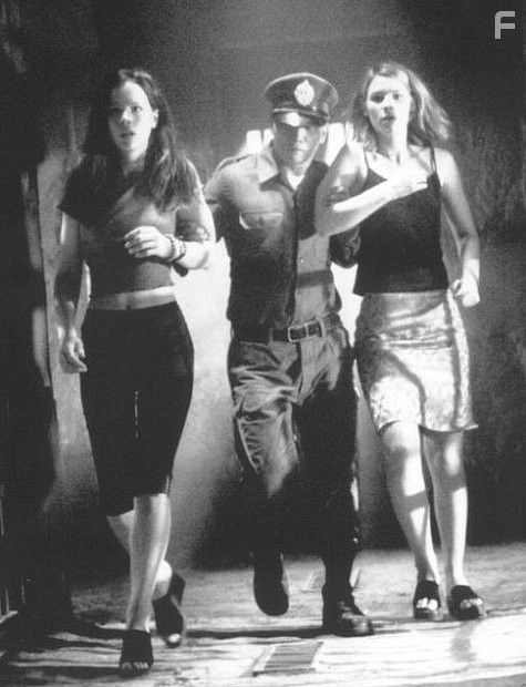 Claire Danes and Kate Beckinsale in Разрушенный дворец (1999)