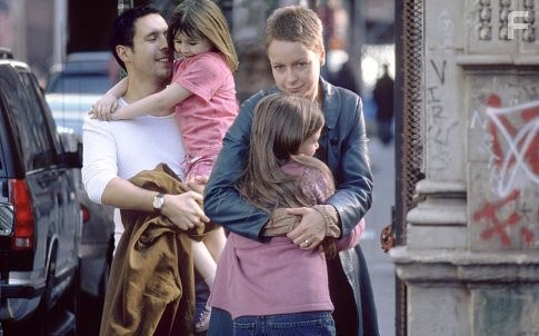 Sarah Bolger, Paddy Considine, Samantha Morton, and Emma Bolger in В Америке (2002)