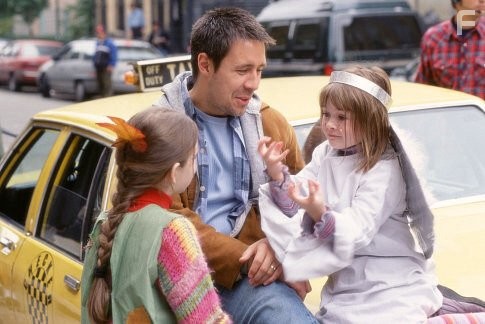Sarah Bolger, Paddy Considine, and Emma Bolger in В Америке (2002)
