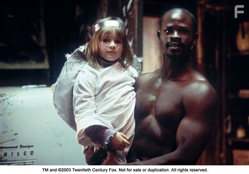 Djimon Hounsou and Emma Bolger in В Америке (2002)