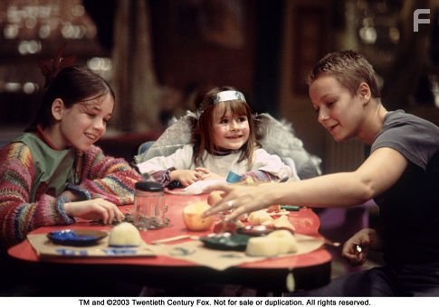 Sarah Bolger, Samantha Morton, and Emma Bolger in В Америке (2002)