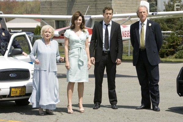 Craig T. Nelson, Ryan Reynolds, Mary Steenburgen, and Betty White in Предложение (2009)