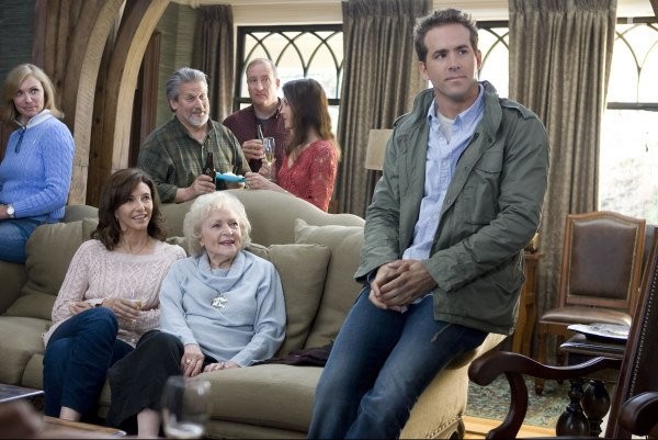 Ryan Reynolds, Mary Steenburgen, and Betty White in Предложение (2009)