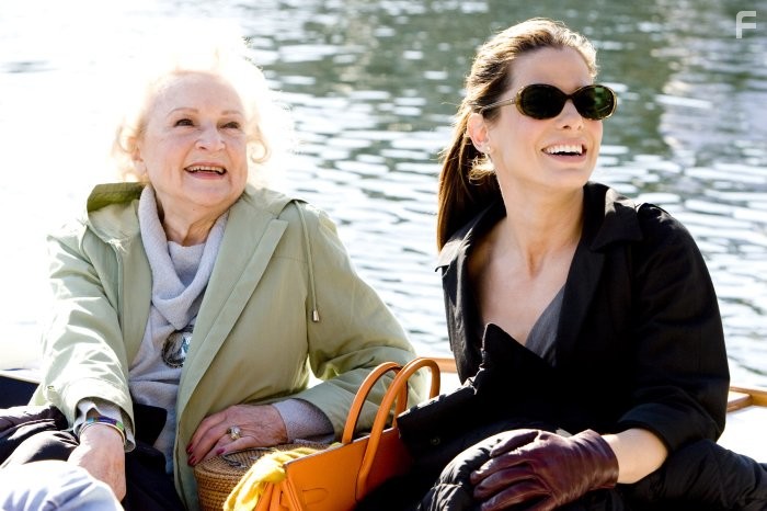 Sandra Bullock and Betty White in Предложение (2009)