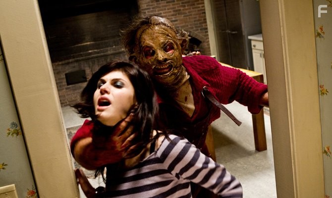 Alexandra Daddario and Dan Yeager in Техасская резня бензопилой 3D (2013)