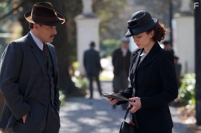 Rufus Sewell and Hayley Atwell in Неспокойная (2012)