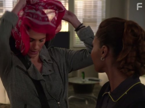 Jami Gertz and Toks Olagundoye in Соседи (2012)