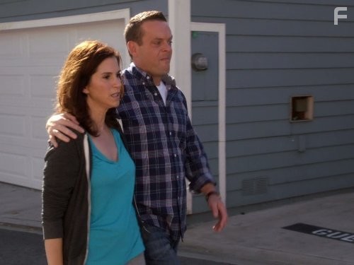 Jami Gertz and Lenny Venito in Соседи (2012)