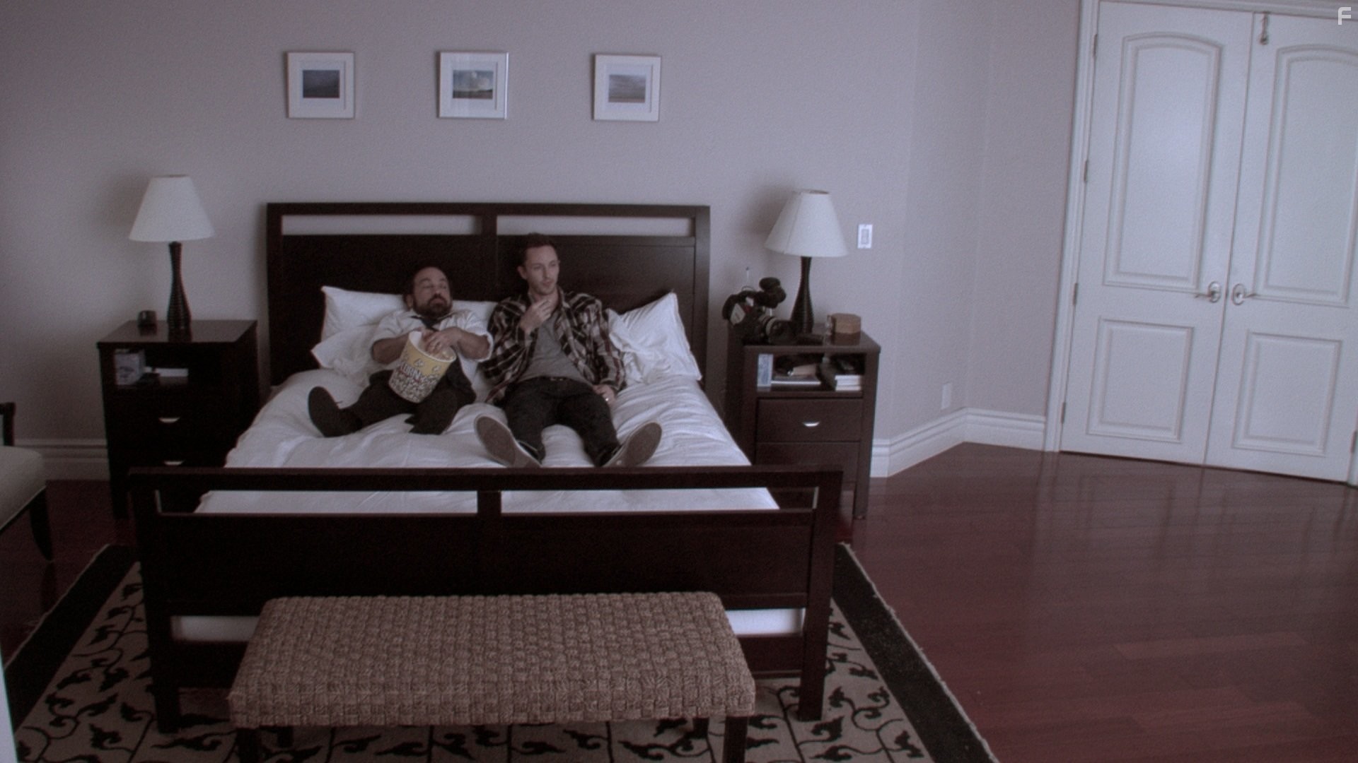 Danny Woodburn in 30 ночей паранормального явления с одержимой девушкой с татуировкой дракона (2013)