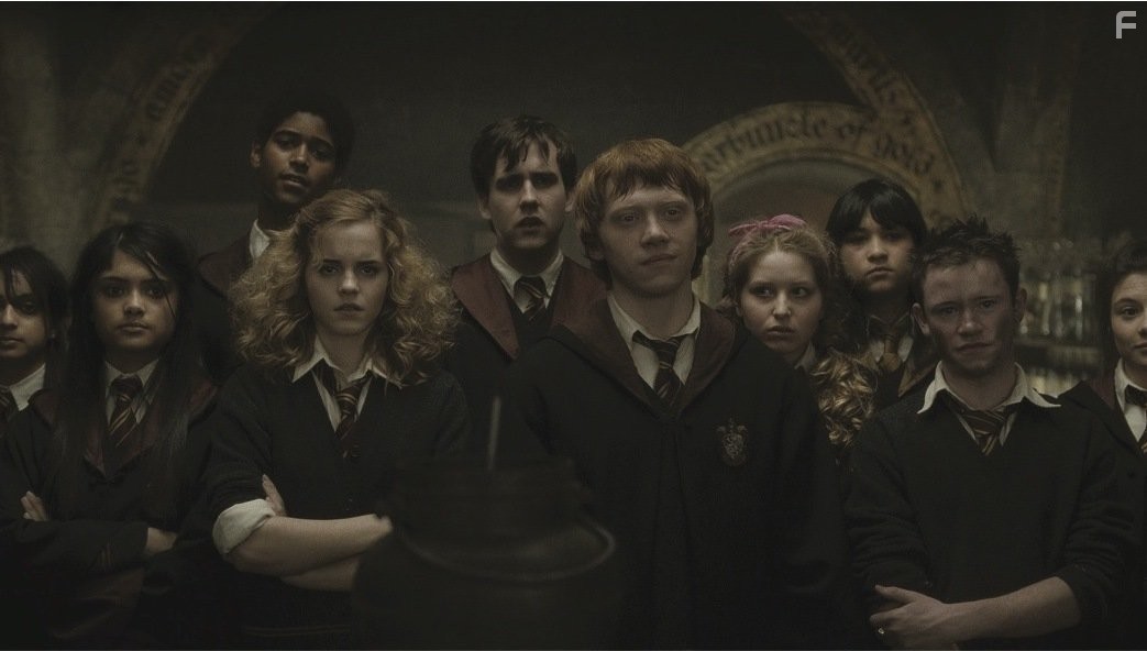 Alfred Enoch, Rupert Grint, Matthew Lewis, Devon Murray, Emma Watson, Georgina Leonidas, Afshan Azad, Shefali Chowdhury, Jessie Cave, and Isabella Laughland in Гарри Поттер и Принц-полукровка (2009)