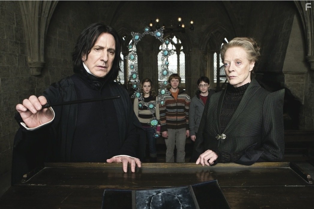 Alan Rickman, Maggie Smith, Rupert Grint, Daniel Radcliffe, and Emma Watson in Гарри Поттер и Принц-полукровка (2009)