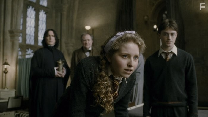Alan Rickman, Jim Broadbent, Daniel Radcliffe, and Jessie Cave in Гарри Поттер и Принц-полукровка (2009)